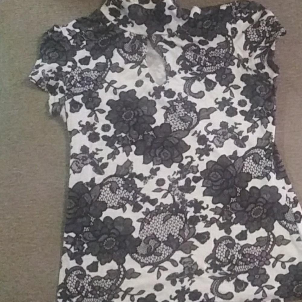 Short sleeved turtle neck with key hole detail